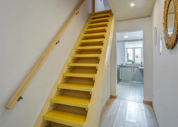 Glamorous 1 Bdr Duplex Apartment By Lovelystay