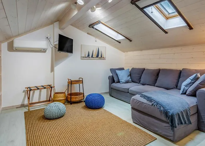 Glamorous 1 Bdr Duplex Apartment By Lovelystay
